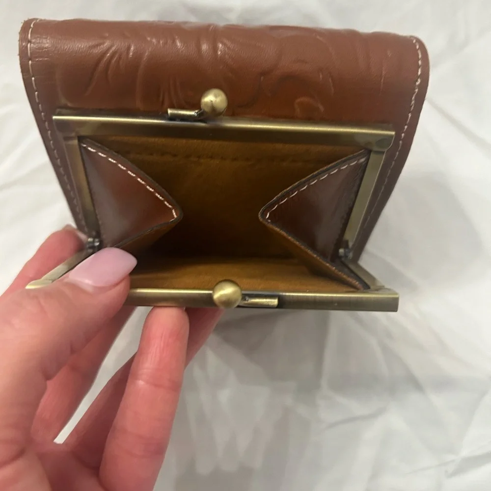 NWOT Patricia Nash  Reiti Florence tooled Brown Embossed Wallet - Picture 6 of 6